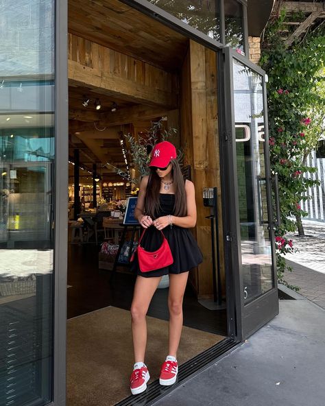 Summer In Nyc Outfit, Red Casual Outfit, Red Outfit Summer, Red Adidas Outfit, Fotos Outfits, Red Outfit Casual, Outfits With Red, Red Outfit Ideas, Breakfast Outfit