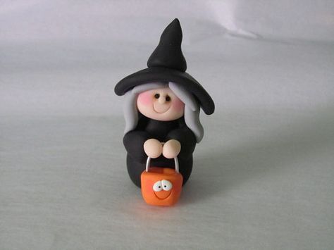 Polymer Clay Witch by ClayPeeps on Etsy Polymer Clay Halloween Charms, Polymer Clay Halloween Miniatures Diy, Halloween Sculptures Polymer Clay, Polymer Clay Halloween Miniatures, Polymer Clay Cauldron Earrings, Polymer Clay Halloween, Halloween Cake Topper, Halloween Clay, How To Make Clay