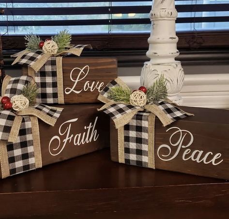 Log Display Ideas, Diy Farmhouse Home Decor, 4x4 Wood Crafts Christmas, 4x4 Christmas Wood Crafts, Wood Cube Crafts, Christmas 2x4 Wood Crafts, Wooden Home Decor Ideas, Christmas Wood Blocks, Wood Blocks Christmas