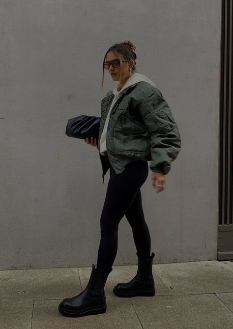 Outfits With Bomberjack Jacket, Bomer Outfits Women, Sunny Winter Outfit, Chelsea Boots Outfit Women Winter, Platform Chelsea Boots Outfit, Cold Outfit, Chelsea Boots Outfit, California Outfits, Estilo Indie