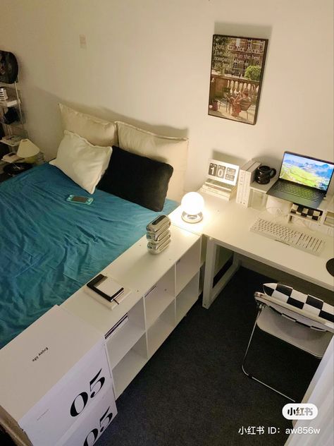 Asthetic Beds For Teens, Bedroom Layouts For Small Rooms, Mens Room Decor, Small Dorm Room, Tiny Bedroom Design, Small Room Makeover, Mens Bedroom Decor, Dorm Room Styles, Hostel Room