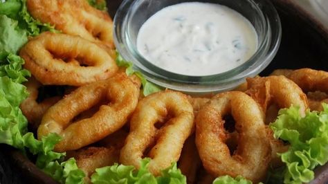 Blogger Paula Kittelson from Blogging Foods shows you how to make a restaurant favorite at home with a recipe for crunchy calamari. Calamari Dipping Sauce, Beer Battered Fries, Calamari Recipes, Beer Battered, Dipping Sauces Recipes, Fried Calamari, Beer Batter, Fish Dinner, Calamari