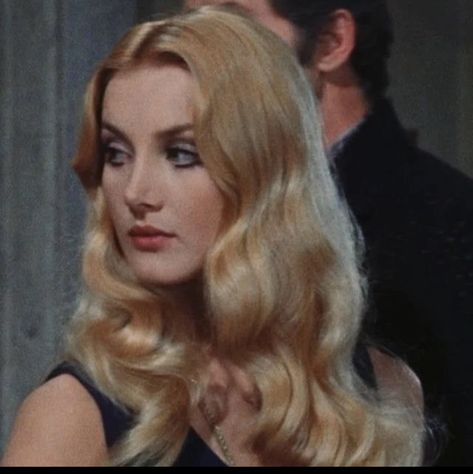 Blonde 60s Hair, Blonde Dark Feminine, Blonde Icons, 1950s Hair, Queen Cersei, Barbara Bouchet, 1950s Hairstyles, 60s Hair, Action Movie