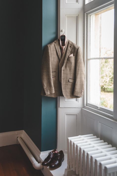 Groom's suit hanging ready for him to wear. Groom Suit Hanging Photography, Groom Flatlay, Groomsmen Photoshoot, Grooms Details, Groom Shoot, Before Wedding Pictures, Timeless Elegant Wedding, Wedding Photography Detail Shots, Groomsmen Wedding Photos