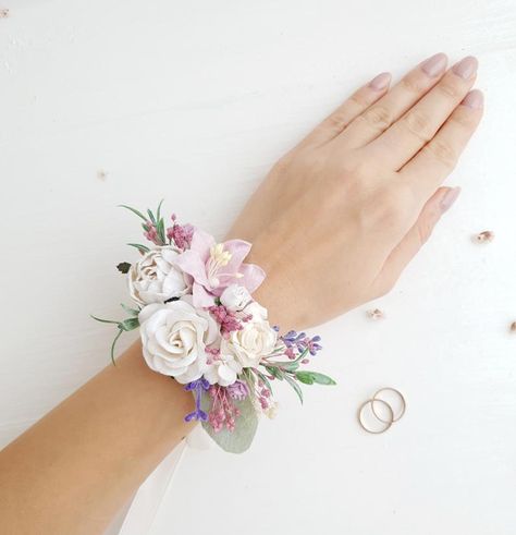 Corsage Lavender, Corsage Wedding Mother, Flower Wrist Corsage, Prom Corsages, Bridal Corsage, Infinity Wedding Band, Bridesmaid Corsage, Dresses Diy, Diamond Half Eternity Band