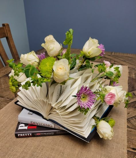 Book Themed Party Decorations, Book Centerpieces, Book Themed Party, Creative Flower Arrangements, Home Decor Ideas Diy, Bedroom Crafts, Womens Ministry, Flower Arrangements Diy, Diy Home Decor Bedroom