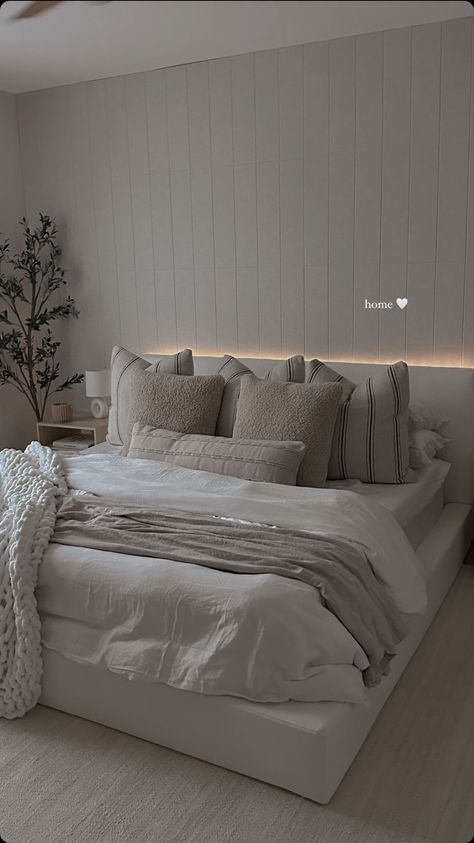 Cream Studio Apartment, Cream Bedrooms Ideas Inspiration, Bedroom Makeover Aesthetic, Flat Sheet On Bed, Bedroom Ideas Cream Walls, Clean Bed Aesthetic, Clean White Room Aesthetic, Aesthetic Bed Ideas Cozy, Bedroom Ideas Beige Walls