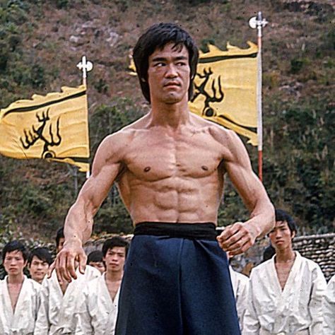 Bruce Lee had the perfect body 😍❤️in  his shot from Enter the Dragon he looked extremely ripped 🔥📸🐲🐉😁😃😊😄 👍🏻🙌👏👊🏻 #jeetkunedo #master… Bruce Lee Body, Ben Bruce, Bruce Lee Pictures, Bruce Lee Art, Bruce Lee Martial Arts, Bruce Lee Quotes, Bruce Lee Photos, Jeet Kune Do, Brandon Lee