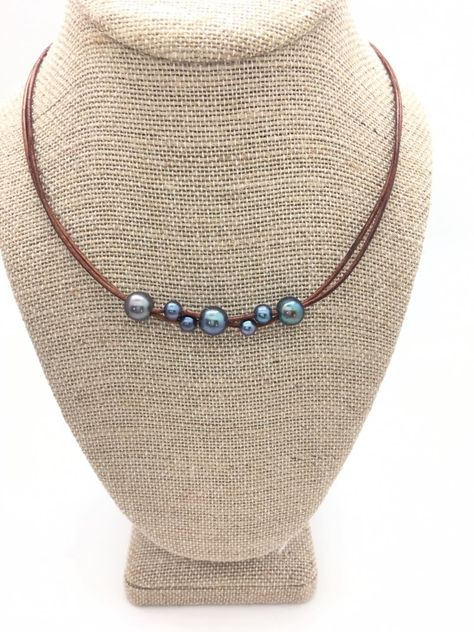 Leather Pearl Necklace Diy, Pearl And Leather Necklace, Pearls Jewelry Diy, Leather Cord Jewelry, Diy Jewelry Necklace, Cord Jewelry, Beaded Necklace Diy, Handmade Jewelry Tutorials, Pearl Leather