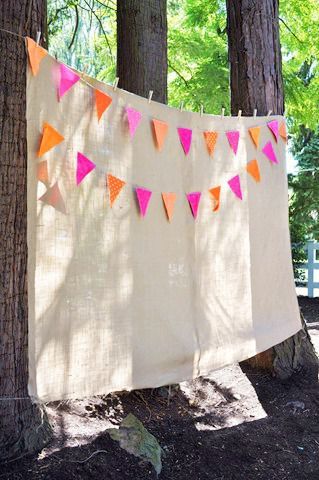 Make memories with a DIY photo booth Anniversary Photo Backdrop Ideas, Natural Party Decor, Photo Drop Backgrounds, Photo Booth Diy Ideas, Diy Fotokabine, Booth Decor, Summer Party Decorations, Photos Booth, Diy Photo Booth