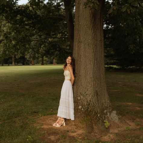 🖼️ Aesthetic Field Photoshoot, Senior Photo Inspo Fall, Dreamy Forest Photoshoot, Willow Tree Senior Pictures, Photo Shoot Inspo Ideas, Senior Pictures In The Woods, Tree Senior Pictures, Nature Graduation Pictures, Senior Picture Ideas Nature