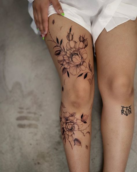 🌸 Floral tattoos can beautifully adorn the body and make it look so sexy! Would you like to get a floral design tailored to your body that feels feminine and elegant? Send me a message with your ideas, and together we can create something special! At: @nobleart Thanks: @weheartashley #FloralTattoo #BodyArt #TattooDesign #FeminineTattoo #ElegantInk #TattooArtist #InkedGirls #TattooIdeas #ArtOnSkin #newyork #newyorktattoo Carnation Leg Tattoo, Floral Knee Wrap Tattoo, Flower Tattoo Above Knee, Floral Leg Sleeve Tattoo Women, Floral Leg Wrap Tattoo, Thigh Tattoo Flowers, Ankle Flower Tattoo Wrap Around, Tattoos Around Knee, Leg Vine Tattoos For Women