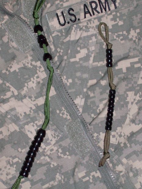 Also known as "pace counter beads," these are used by the Army to keep track of how far you've traveled while doing land navigation. Great for Girl Scouts/Boy Scouts and backpackers. Ranger Beads, Paracord Projects Tutorials, Land Navigation, Army Ranger, Scorched Earth, Map Reading, Army Rangers, Bushcraft Camping, Parachute Cord