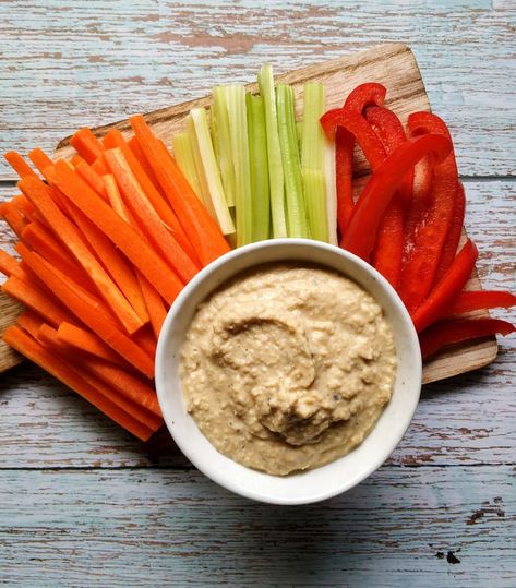 A nutritious snack with healthy fats, packed with calcium and... Diy Hummus, Mediterranean Diet Breakfast, Chicken Pasta Salad Recipes, Vegan Starters, Chicken Pasta Salad, Homemade Hummus, Savory Appetizer, Nutritious Snacks, Hummus Recipe