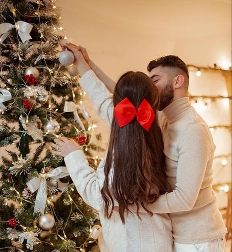 Christmas Pfps Aesthetic, Christmas Dp, Christmas Photography Couples, Christmas Pfp Aesthetic, Maternity Christmas Pictures, Christmas Dress Ideas, Christmas Tree Photoshoot, Christmas Dress Party, Christmas Dressing