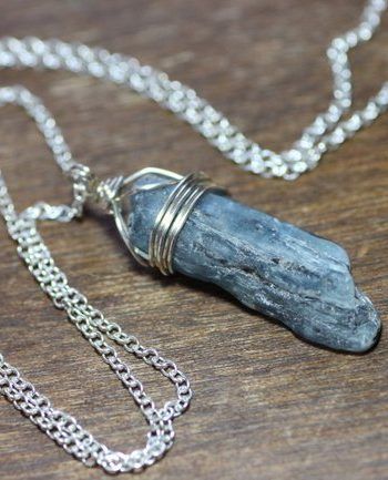 Gift Ideas Jewelry, Kyanite Necklace, Handmade Gift Ideas, Blue Crystal Necklace, Necklaces Handmade, Ideas Jewelry, Crystal Necklaces, Buy Crystals, Handcrafted Artisan Jewelry