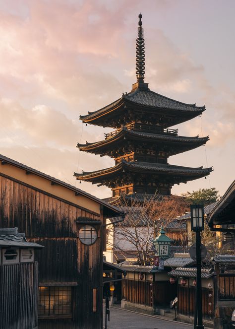 https://flic.kr/p/DrMn5U | Yasaka Pagoda | The pagoda of Hokan-ji at Yasaka, Kyoto. House Sketcher, Yasaka Pagoda, Japan Harry, Japan Building, Japanese Culture Art, Japan City, Japanese Buildings, Japanese Pagoda, Traditional Japanese Architecture