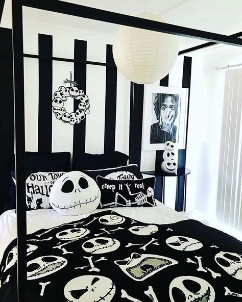 Skull_addicts 💀🦇 в Instagram: «Tag someone🖤💀Via @timburton_art Photo by @mama_and_minnie . . . . . . . . . . . #alt #gothic #gothgirl #alternativegirl #dark #witchy…» Tim Burton Themed Room, Halloween Themed Bedroom, Christmas Kids Room, Tattoo Skulls, Halloween Bedroom Decor, Nightmare Before Christmas Tattoo, Halloween Bedroom, Cottage Room, Sally Nightmare Before Christmas