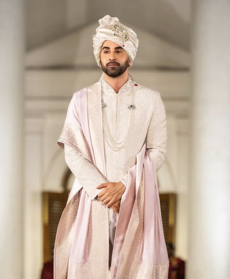 Shahid Kapoor Traditional Wear, Ranbir Kapoor Sherwani, Groom Safa For Men, Indian Bride Makeup, Sherwani Groom, Couple Wedding Dress, Sherwani For Men, Desi Aesthetic, Shahid Kapoor