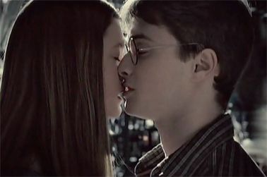 Harry Potter and the Half Blood Prince.  Harry & Ginny,,,,disappointed in this kiss Harry Potter Kiss, Harry Potter Half Blood Prince, Hermione Fan Art, Harry Potter Ginny Weasley, Harry Potter 6, Harry Potter Ginny, Movie Kisses, Harry And Ginny, Bonnie Wright