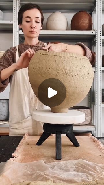 Earth Pottery, Large Clay Vase, Ceramic Sculpture Ideas Inspiration, Clay Videos Diy, Handmade Pottery Vase, Pinch Pot Vase Ideas, Large Clay Pots, Tall Pottery Vase Ideas, Coiled Ceramics