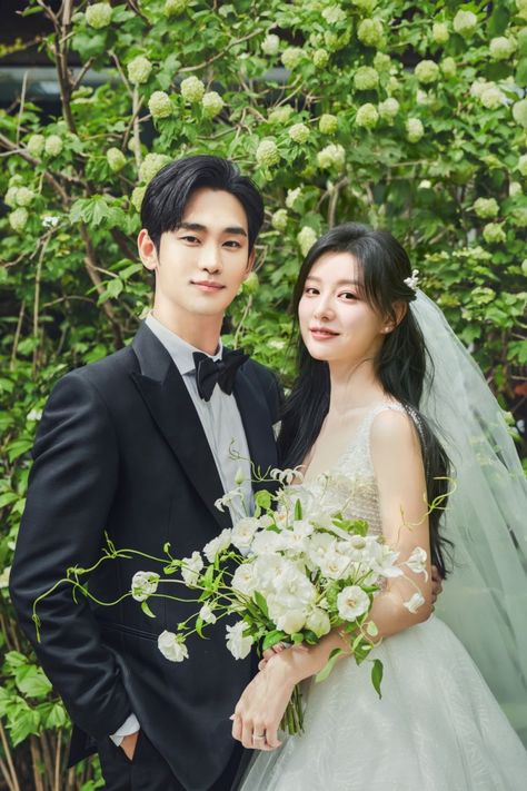 tvN unveils stunning wedding photos of Kim Soo Hyun and Kim Ji Won for the upcoming drama 'Queen of Tears' Kim Saeron, Oppa Gangnam Style, Stunning Wedding Photos, Thea Queen, Hyun Kim, Korean Wedding, Breathtaking Wedding, Kim Ji Won, Soo Hyun