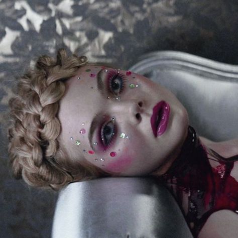 Rave Halloween Costumes, Nicolas Winding Refn, Demon Makeup, Demon Costume, Demon Aesthetic, Neon Demon, The Neon Demon, Movie Makeup, Eye Makeup Pictures