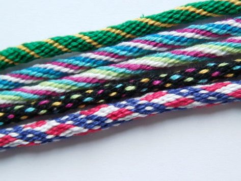 Vesak Lanterns, Knotted Friendship Bracelets, Embroidery Thread Bracelets, Wheel Bracelet, Embroidery Floss Bracelets, Floss Bracelets, Friendship Bracelets Easy, Kumihimo Patterns, Kumihimo Bracelets