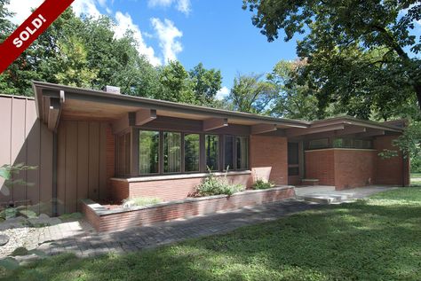 Richard J. Stromberg Mid-Century Modern Ranch Hits the Market – Modern Illinois Midcentury Ranch Exterior, Mid Century Brick, Mid Century House Exterior, Midcentury Ranch, Mid Century Modern Ranch, Brick Planter, Mid Century Modern Exterior, Mid Century Exterior, Modern Homes For Sale