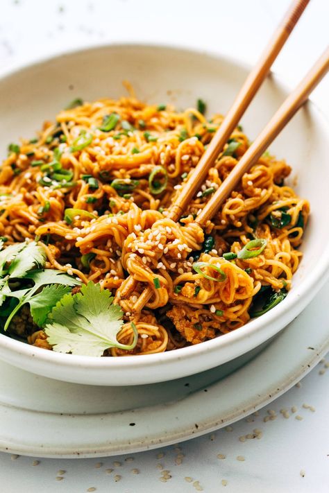 Spicy, peanutty, noodley bit of super easy comfort food coming your way! These gochujang noodles require just a handful of pantry ingredients - like ramen noodles, peanut butter, sesame oil, soy sauce, and more - and come together in just 20 mins. Weeknight win! #noodles #gochujang #weeknightdinner Recipes With Gochujang, Gochujang Noodles, Noodles With Chicken, Pinch Of Yum, Noodles Lover, Chicken Noodle Recipes, Pantry Ingredients, Easy Comfort Food, Family Meal