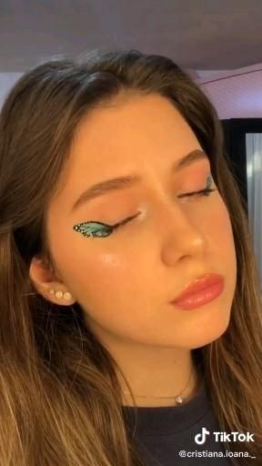 How To Do Butterfly Eye Makeup, Easy Butterfly Costume, Coloured Eyeliner Ideas, Butterfly Makeup Ideas Easy, Butterfly Look Makeup, Butterflies Eyeliner, Eye Butterfly Makeup, Butterfly Liner Makeup, Cute Easy Eyeliner