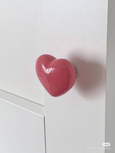 Room Door Aesthetic Ideas, Heart Shaped Room Decor, Heart Shaped Decor, Aesthetic Things To Buy For Room, Coquette Home Decor, Cute Decor For Your Room, 50s Room Aesthetic, Soft Pink Room Aesthetic, Lovecore Room