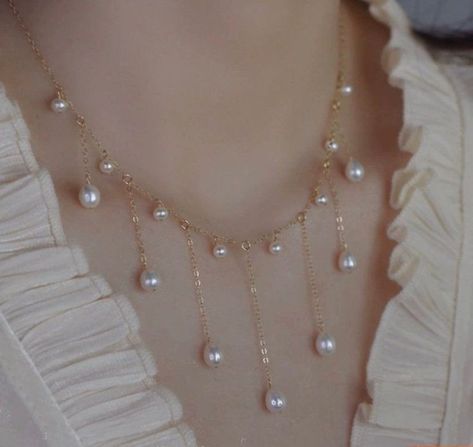 Pearl Layered Necklace Silver, Delicate Pearl Necklace, Pearl Prom Jewelry, Gold Prom Jewelry, Pearl And Chain Necklace, Bridal Jewelry Ideas, Gold And Pearl Necklace, Water Necklace, Dreamy Jewelry