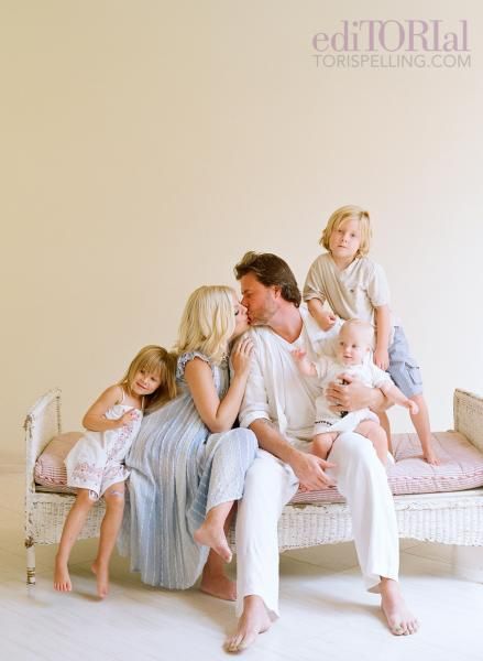 amazing and elegant family pictures every year Studio Family Portraits, Tori Spelling, Family Inspiration, Family Of Five, Family Of 5, Foto Baby, Happy Labor Day, Family Posing, Family Photo Sessions