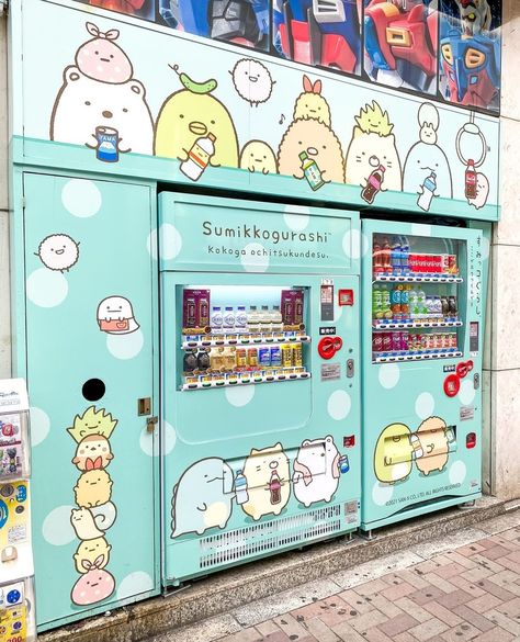 🌸🎀 Spotted this Sumikko Gurashi vending machine in Ueno! 🦕 Would love to get refreshments from these cuties! 😍🧃⁠ #sumikkogurashi #sanx #sumikkogurashilovers Kawaii Vending Machine, Vending Machine Aesthetic, Cute Vending Machine, Japan Vending Machine, Japanese Vending Machines, Vending Machines In Japan, Vending Machine Design, Asian Store, Refrigerator Wraps