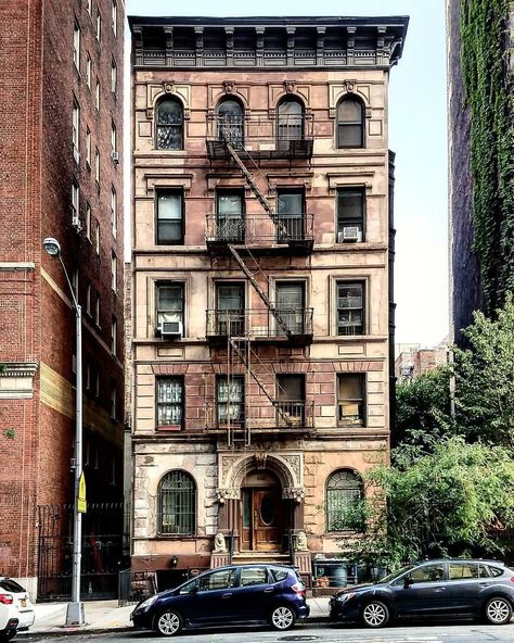 An #apartment_house on the #Upper_West_Side, #Manhattan. New York House Manhattan, Nyc Apartment Building, 1920 Architecture, Old Apartment Building Exterior, New York Residential Buildings, Apartment Drawing, New York Apartment Building, Ny Buildings Aesthetic, Old Apartment Building