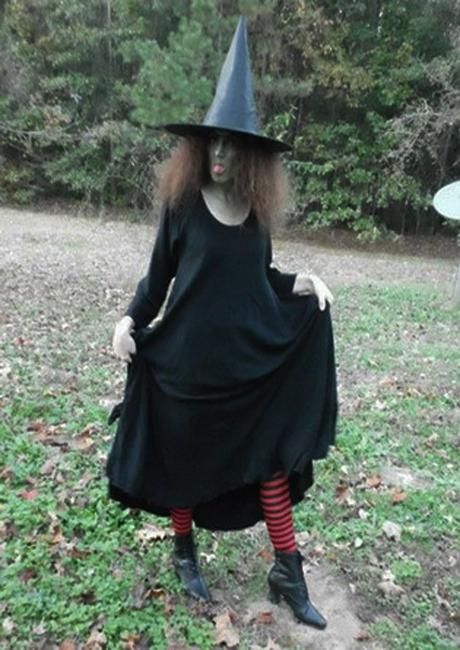 Making Last-Minute Witch Hats for Halloween, Recycling What You Have In Your House Scary Women, Costumes Homemade, Halloween Makeup Diy Easy, Diy Scarecrow Costume, Witch Costume Diy, Easy Halloween Costumes For Women, Diy Witch, Creative Costume, Easy Diy Costumes