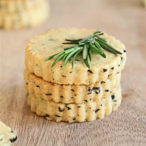 19 Savory Cookie Recipes for Your Next Cocktail Party - Brit + Co Spicy Crackers, Savoury Crackers, Potato Chip Cookies, Savory Oatmeal, Savoury Biscuits, Cranberry Cookies, Cheese Cookies, Savoury Baking, Cheese Platters