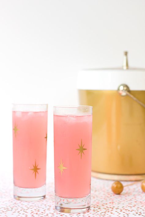 DIY Mid-Century Starburst Cocktail Glasses: How To Make Mid-Century Modern Style Cocktail Glasses Modern Cocktail Glasses, Diy Mid Century Modern, Mid Century Modern Wedding, Diy Mid Century, College Things, Cleaning Diy, Modern Cocktail, Palm Springs Style, Diy Bachelorette Party