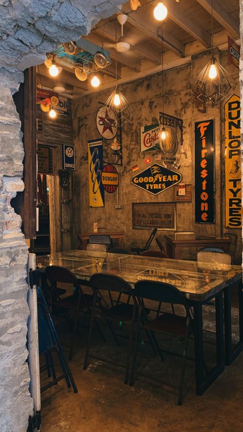 Aesthetic Cafe Interior Vintage, Antique Cafe Interior Vintage, Vintage Cafe Interior Design Ideas Coffee Shop, Masculine Coffee Shop, Antique Coffee Shop, Punk Coffee Shop, Vintage Restaurant Aesthetic, Retro Coffee Shop Aesthetic, Coffee Bar Ideas Rustic