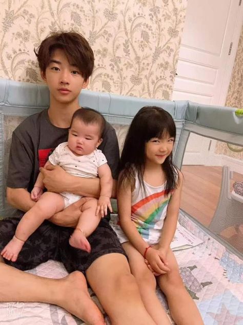 Asian Siblings Aesthetic, Ulzzang Siblings, 3 Siblings Aesthetic, Cute Siblings, Asian Family, Big Brother Little Sister, Celebrity Children, Plano Texas, Cute Babies Photography