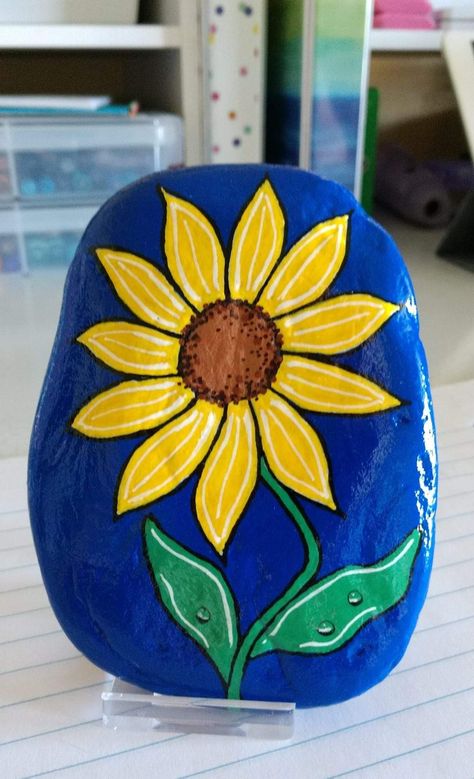 Painting Sunflowers On Rocks, Sunflowers Painted On Rocks, Sunflower Painted Rocks Ideas, Rock Painting Ideas Flowers Simple, Painted Rocks Sunflower, Sunflower Rock Painting, Large Rock Painting Ideas, Rock Painting Ideas Flowers, Easy Stone Painting Ideas