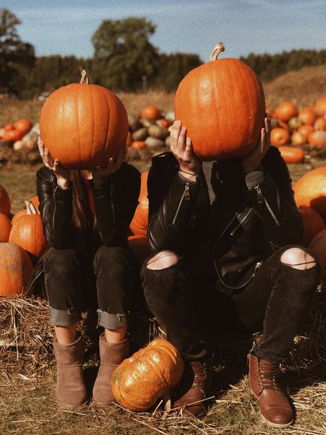 #autumn #halloween #fall #pumpkins #couplegoals #pumpkinpatch #relationshipgoals Fall Date Ideas, Pumpkin Patch Photoshoot, Pumpkin Patch Pictures, Fall Dates, Halloween Photography, Pumpkin Farm, Farm Photo, Pumpkin Picking, Unique Fall