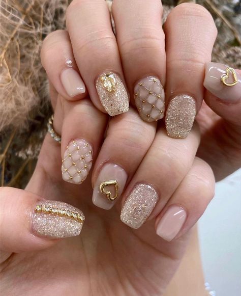 Nail Art Lebaran, Nail Extension Designs, Nail Art Wheel, Red Nail Art Designs, Bridal Nails Designs, Crazy Nail Designs, Engagement Nails, Bridal Nail, Chrome Nail Art