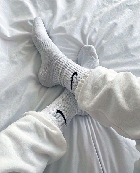 Socks Aesthetic, Filmy Vintage, Cream Aesthetic, Nike Socks, Classy Aesthetic, White Socks, School Looks, Foto Ideas Instagram, Beige Aesthetic