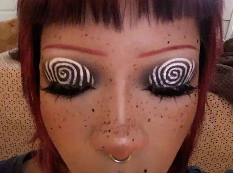 Music Notes Makeup, Weird Eyeliner Looks, Spiral Eye Makeup, Funky Eye Makeup Ideas, Funky Makeup Looks Eyeshadows, Maximalist Eye Makeup, Makeup Looks Face Paint, Alien Eyeliner, New Wave Makeup 80s