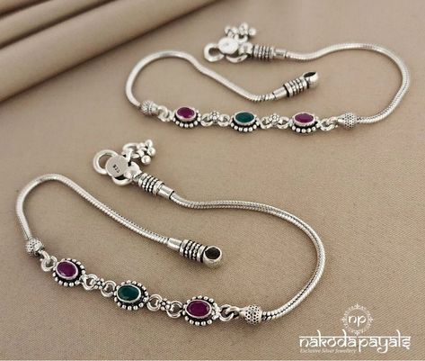 Antique Anklets Silver, Chandi Payal Designs, Silver Payal Design, Antique Silver Anklet, Trendy Silver Jewelry, Silver Anklets Designs, Silver Bracelet Designs, Gold Jewels Design, Neck Pieces Jewelry