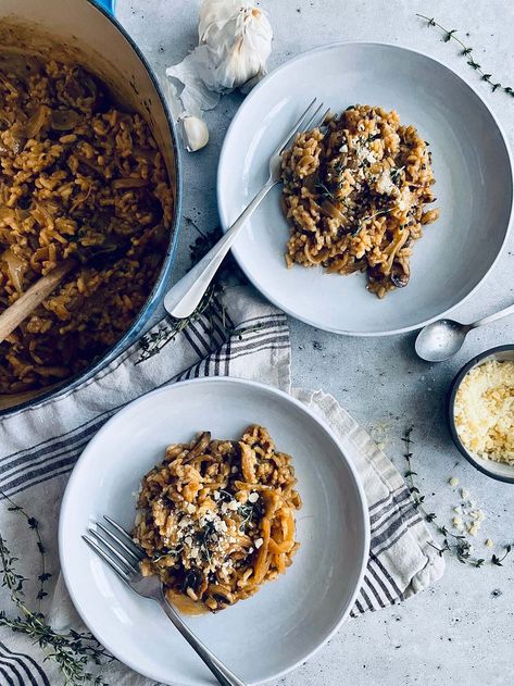 This is the kind of dish that I want to eat on a cold winter’s evening—it’s hearty, it’s comforting, and it combines the caramelized umami-laden goodness of onions with the creamy tenderness of risotto, plus. I’ve added mushrooms to round out the dish. Like the traditional French Onion Soup, I’ve used beef stock, but if you want to make it vegetarian swap it out for vegetable stock plus a splash of balsamic. Oh, did I mention this recipe is super easy? It starts on the stovetop but the majority Onion Risotto, Baked Onions, Carmelized Onions, Peter Som, Mushroom Risotto, Risotto Recipes, Beef Stock, French Onion Soup, French Onion