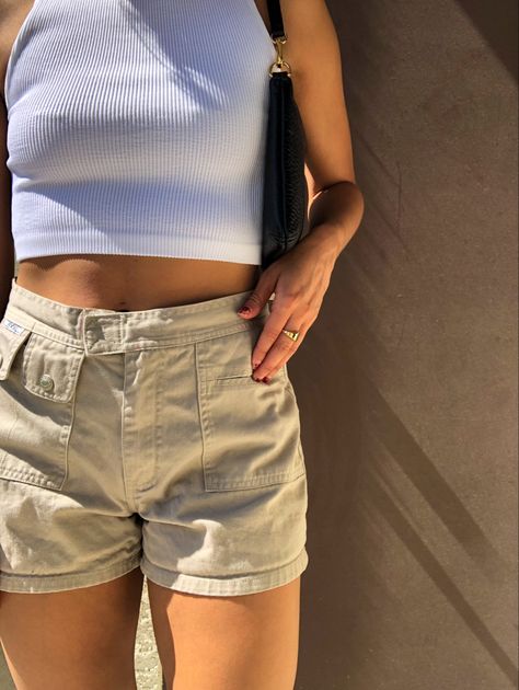 Beige Shorts Outfit Aesthetic, White Cargo Shorts Outfit, Khaki Shorts Outfit Aesthetic, Outfits With Khaki Shorts, Khaki Shorts Outfit Women, Beige Shorts Outfit, Cargo Shorts Outfits Women, Mini Shorts Outfit, Khaki Shorts Outfit