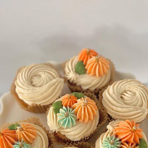 Fall Cupcakes Aesthetic, October Birthday Cupcakes, Fall Gender Reveal Cupcakes, Cute Thanksgiving Cupcakes Ideas, Fall Birthday Decorations Party Ideas, Simple Fall Cupcakes, Mini Fall Cupcakes, Flat Top Cupcake Decorating, November Cupcake Ideas